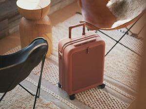 スーツケース「moln」のSmall+サイズのテラコッタ色がデザイナーズホテル「MEMU EARTH HOTEL」に置かれている画像