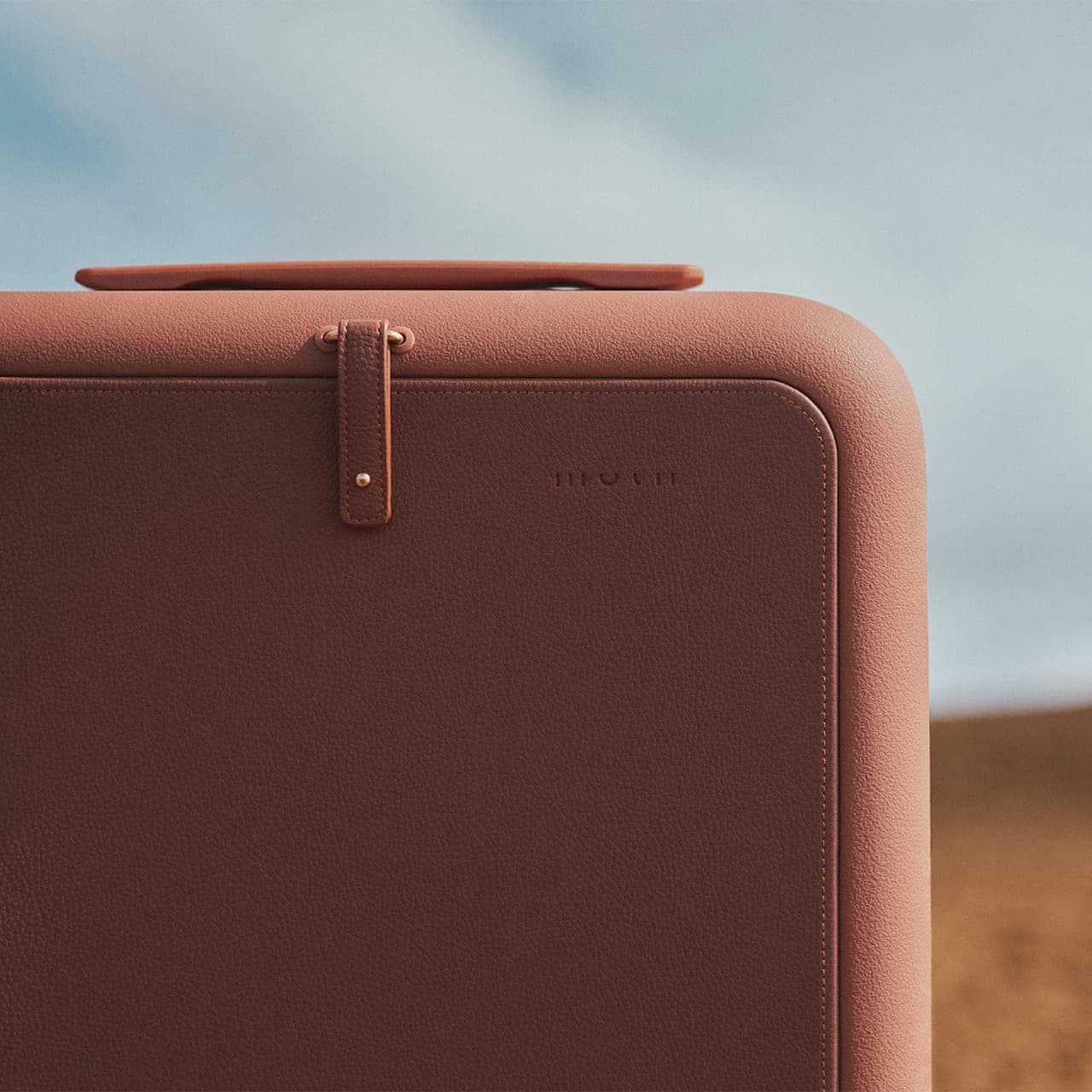 スーツケース「moln」のテラコッタ色の旅行先での画像