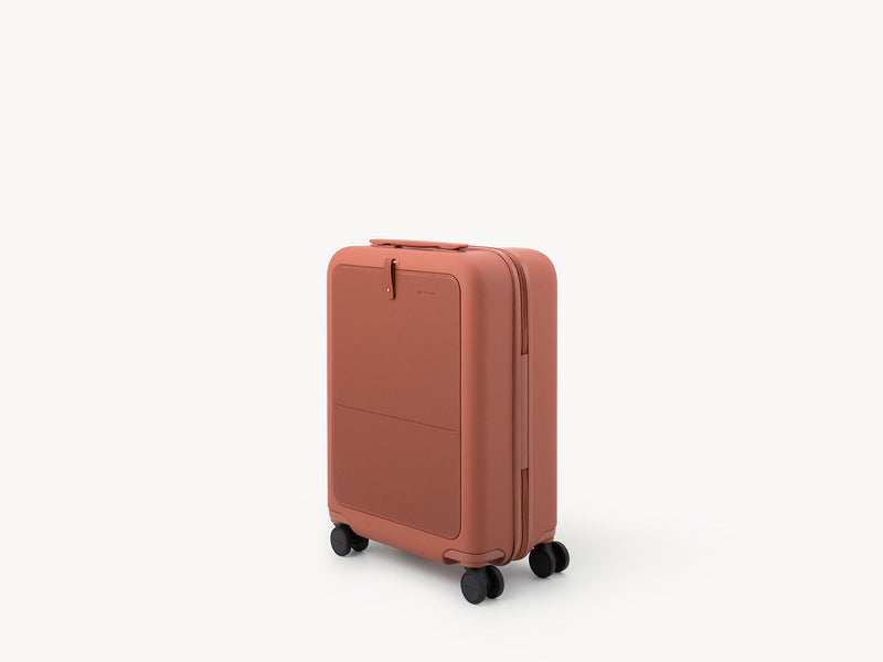 スーツケース「moln」のSmall+サイズのテラコッタ色の斜め画像