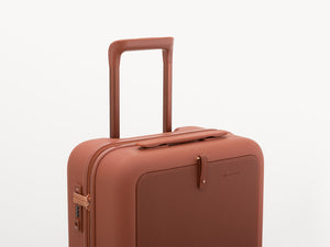スーツケース「moln」のSmall+サイズのテラコッタ色の持ち手画像