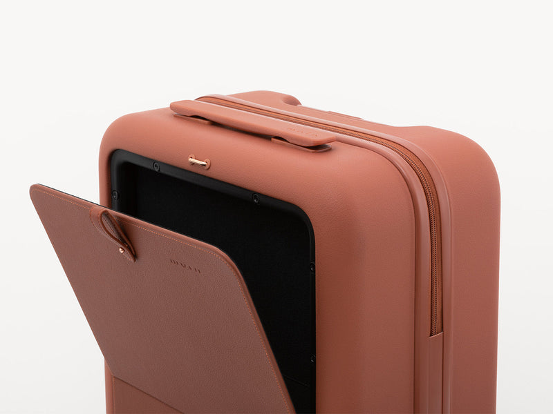 スーツケース「moln」のSmall+サイズのテラコッタ色のPCポケット画像